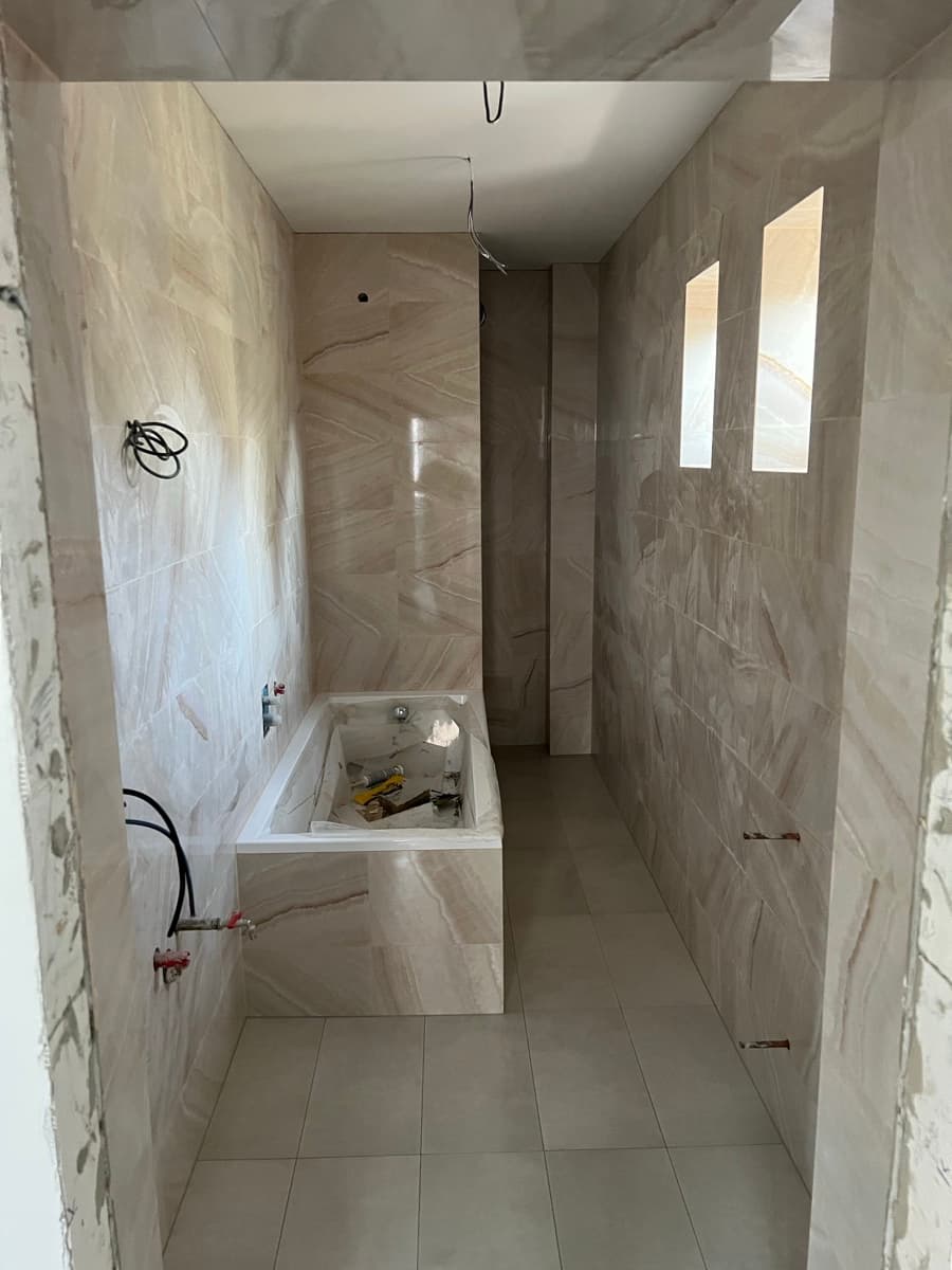 Velkoformátová dlažba 2025: Trendy, ceny a nároky na pokládku